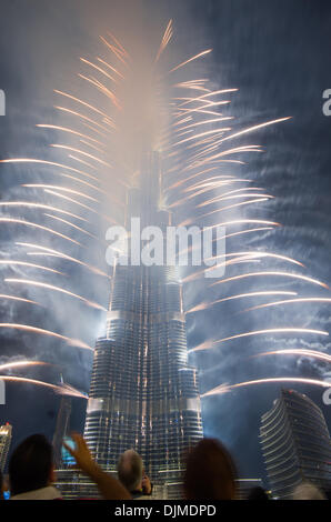 Dubaï est la célébration de la victoire de leur candidature pour accueillir l'Expo 2020. Spectacle pyrotechnique et se félicite de la bannière électronique gagne dans Bur Khalifa et Dubai Mall. Banque D'Images