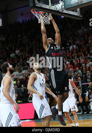 Bamberg, Allemagne. 28 nov., 2013. Bamberg's Sharrod Ford (R) dunks la balle lors de l'Euroligue de basket-ball match 7 groupe B entre Brose Baskets Bamberg et Real Madrid au Brose Arena à Bamberg, Allemagne, 28 novembre 2013. Photo : Daniel Loeb/dpa/Alamy Live News Banque D'Images