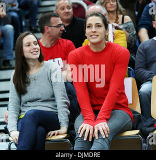 Bamberg, Allemagne. 28 nov., 2013. Joueuse de tennis allemande Andrea Petkovic (R) montres l'Euroligue de basket-ball match 7 groupe B entre Brose Baskets Bamberg et Real Madrid au Brose Arena à Bamberg, Allemagne, 28 novembre 2013. Photo : Daniel Loeb/dpa/Alamy Live News Banque D'Images