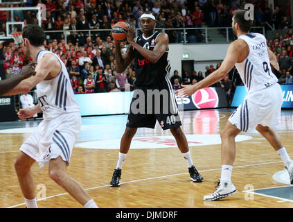 Bamberg, Allemagne. 28 nov., 2013. Bamberg's new player d'or Fischer (C) passe le ballon au cours de l'Euroligue de basket-ball match 7 groupe B entre Brose Baskets Bamberg et Real Madrid au Brose Arena à Bamberg, Allemagne, 28 novembre 2013. Photo : Daniel Loeb/dpa/Alamy Live News Banque D'Images