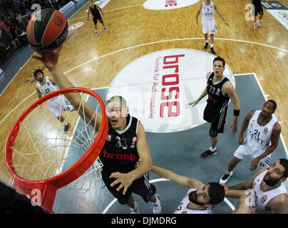 Bamberg, Allemagne. 28 nov., 2013. Maik Zirbes de Bamberg (L) dunks la balle à côté de Madrid, Nikola Mirotic au cours de l'Euroligue de basket-ball match 7 groupe B entre Brose Baskets Bamberg et Real Madrid au Brose Arena à Bamberg, Allemagne, 28 novembre 2013. Photo : Daniel Loeb/dpa/Alamy Live News Banque D'Images