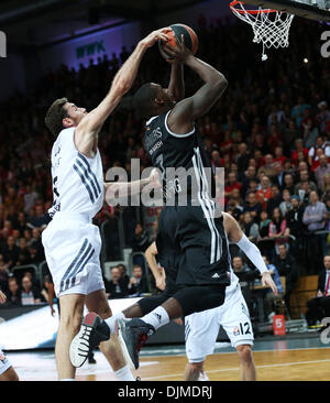 Bamberg, Allemagne. 28 nov., 2013. Bamberg's Rakim Sanders (R) sauts jusqu'Ioannis Bourousis Madrid passé au cours de l'Euroligue de basket-ball match 7 groupe B entre Brose Baskets Bamberg et Real Madrid au Brose Arena à Bamberg, Allemagne, 28 novembre 2013. Photo : Daniel Loeb/dpa/Alamy Live News Banque D'Images