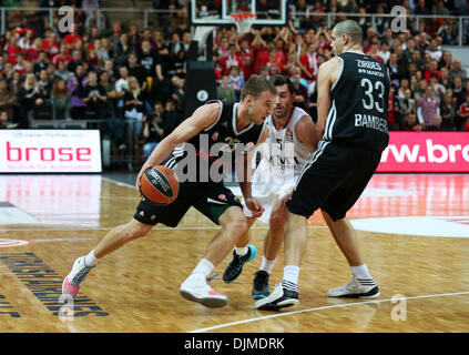 Bamberg, Allemagne. 28 nov., 2013. Maik Zirbes de Bamberg, est comparée à des sauts de Madrid Anton Gavel (L) et Rudy Fernandez (R) au cours de l'Euroligue de basket-ball match 7 groupe B entre Brose Baskets Bamberg et Real Madrid au Brose Arena à Bamberg, Allemagne, 28 novembre 2013. Photo : Daniel Loeb/dpa/Alamy Live News Banque D'Images