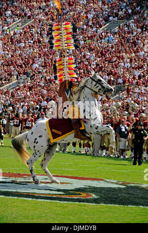 25 septembre 2010 - Tallahassee, Floride, États-Unis d'Amérique - 25 septembre 2010 : FSU mascot chef Osceola se prépare à la cérémonie d'installation lance contre milieu juste avant le début du jeu contre Service Forêt. FSU défait 31-0 BYU Wake Forest à Doak Campbell Stadium à Tallahassee, Floride. (Crédit Image : © Mike Olivella/ZUMApress.com) Banque D'Images