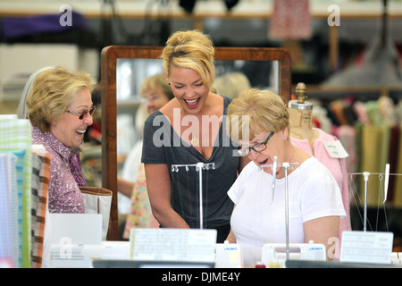 L'actrice Katherine Heigl reçoit des leçons de couture et acheter des tissus à un magasin local de métier Los Angeles Californie - 09.05.12 Banque D'Images