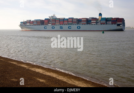 Cosco Harmonie navire quittant le port de Felixstowe, Suffolk, Angleterre Banque D'Images