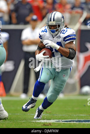 26 septembre 2010 - Houston, TX, USA - 26 septembre 2010 : exécution Dallas Cowboys retour Marion Barber (24) pendant le jeu entre les Dallas Cowboys et les Texans de Houston au Reliant Stadium à Houston, Texas. Cowboys mène au premier semestre 10-3. (Crédit Image : © Patrick Green/ZUMApress.com) Southcreek/mondial Banque D'Images