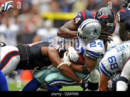 26 septembre 2010 - Houston, TX, USA - 26 septembre 2010 : fin de défense des Houston Texans Antonio Smith (94) et s'attaquer à la défensive des Houston Texans Amobi Okoye (91) s'attaque à l'exécution de Dallas Cowboys retour Marion Barber (24)pendant le jeu entre les Dallas Cowboys et les Texans de Houston au Reliant Stadium à Houston, Texas. Cowboys mène au premier semestre 10-3. (Crédit Image : © Patrick Green/S Banque D'Images