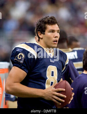 Sep 26, 2010 - St Louis, Missouri, États-Unis - St Louis Rams quart-arrière Sam BRADFORD (8) prépare le terrain pour le match entre le Saint Louis Rams et les Redskins de Washington à l'Edward Jones Dome. Les Béliers défait les Redskins 30 à 16. (Crédit Image : © Mike Granse/ZUMApress.com) Banque D'Images