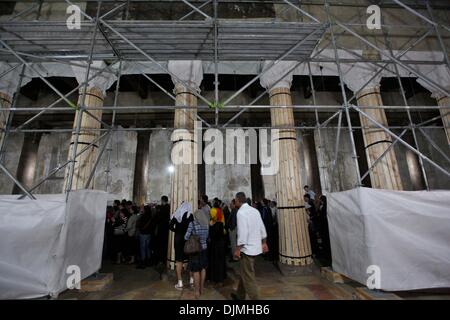 Bethléem, Proche-Orient. 29 nov., 2013. Les touristes à pied près de travaux de construction à l'intérieur de la Nativité dans la ville cisjordanienne de Bethléem le 29 novembre 2013. Les travaux de restauration de son toit a commencé en septembre par une société italienne. La première étape 'toit et les fenêtres restauration" va durer un an. C'est destiné à préserver son patrimoine artistique qui est en danger par les dégâts d'eau. Source : Xinhua/Alamy Live News Banque D'Images