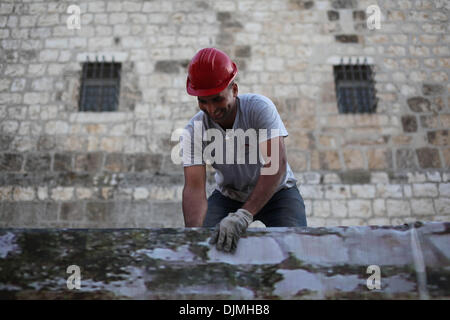 Bethléem, Proche-Orient. 29 nov., 2013. Accrocher les travailleurs une bannière sur l'entrée de l'église de la Nativité dans la ville cisjordanienne de Bethléem le 29 novembre 2013. Les travaux de restauration de son toit a commencé en septembre par une société italienne. La première étape 'toit et les fenêtres restauration" va durer un an. C'est destiné à préserver son patrimoine artistique qui est en danger par les dégâts d'eau. Source : Xinhua/Alamy Live News Banque D'Images