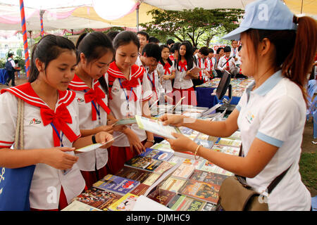Phnom Penh, Cambodge, le 29 novembre 2013. Les élèves visitent la foire du livre du Cambodge à la Bibliothèque nationale du Cambodge à Phnom Penh, Cambodge, le 29 novembre 2013. First National du Cambodge le coup Foire du livre ici le vendredi, dans le but de promouvoir l'édition du livre et de la lecture chez les étudiants et les organisateurs, ont dit. (Xinhua/Sovannara) Credit : Xinhua/Alamy Live News Banque D'Images