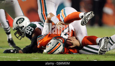 26 septembre 2010 - Miami Gardens, FL - Florida, USA - Etats-Unis - 092610 (Allen Eyestone/Le Palm Beach Post) Miami Gardens, FL... SUN LIFE STADIUM...New York Jets à Miami Dolphins..Dauphins Tchad Henne est saccagée par Jason Taylor. (Crédit Image : © Le Palm Beach Post/ZUMApress.com) Banque D'Images