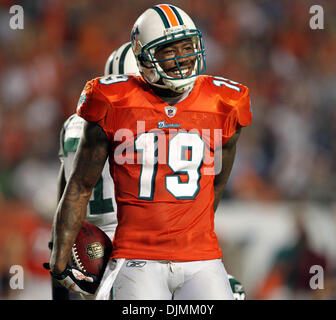 26 septembre 2010 - Miami Gardens, FL - Florida, USA - Etats-Unis - 092610 (Allen Eyestone/Le Palm Beach Post) Miami Gardens, FL... SUN LIFE STADIUM...New York Jets à Miami Dolphins..Brandon Marshall sourit après avoir effectué un rattrapage acrobatique au troisième trimestre. (Crédit Image : © Le Palm Beach Post/ZUMApress.com) Banque D'Images