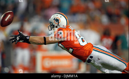 26 septembre 2010 - Miami Gardens, FL - Florida, USA - Etats-Unis - 092610 (Allen Eyestone/Le Palm Beach Post) Miami Gardens, FL... SUN LIFE STADIUM...New York Jets à Miami Dolphins..Dauphins receveur Brian hartline ne peut pas atteindre une longue passe sur les Dauphins première série. (Crédit Image : © Le Palm Beach Post/ZUMApress.com) Banque D'Images