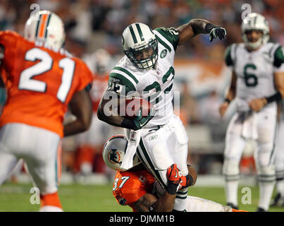 26 septembre 2010 - Miami Gardens, FL - Florida, USA - Etats-Unis - 092610 (Allen Eyestone/Le Palm Beach Post) Miami Gardens, FL... SUN LIFE STADIUM...New York Jets à Miami Dolphins..running back # 23 Jets Shonn Greene est abordé par Yeremah Bell. (Crédit Image : © Le Palm Beach Post/ZUMApress.com) Banque D'Images