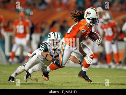 26 septembre 2010 - Miami Gardens, FL - Florida, USA - Etats-Unis - 092610 (Allen Eyestone/Le Palm Beach Post) Miami Gardens, FL... SUN LIFE STADIUM...New York Jets à Miami Dolphins..Dauphins Devone Bess fait un crochet dans le deuxième trimestre. (Crédit Image : © Le Palm Beach Post/ZUMApress.com) Banque D'Images