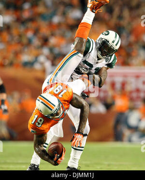 26 septembre 2010 - Miami Gardens, en Floride, États-Unis - Les dauphins le receveur BRANDON MARSHALL, bas, est terminé par des jets Antonio Cromartie évoluait vers la fin du premier semestre au Sun Life Stadium. (Crédit Image : © Bill Ingram/Le Palm Beach Post/ZUMApress.com) Banque D'Images