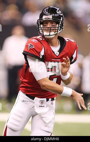 26 Sept 2010 : Atlanta Falcons Quarterback Matt Ryan (2) lance une action de jeu au cours de passage entre les New Orleans Saints et les Falcons d'Atlanta au Louisiana Superdome à la Nouvelle Orléans, Louisiane. Gagner en prolongation 27-24 Falcons. (Crédit Image : © Donald Page/global/ZUMApress.com) Southcreek Banque D'Images