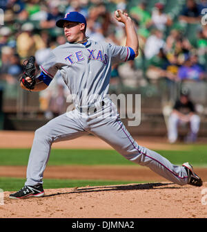 26 septembre 2010 - Oakland, Californie, États-Unis d'Amérique - 24 juillet 2010 : les Rangers du Texas le lanceur partant Derek Holland (45) en action au cours de la MLB match entre l'Oakland A's et les Rangers du Texas au Oakland-Alameda County Coliseum à Oakland CA. Les Rangers ont vaincu les A's 4-3 pour remporter le titre de l'ouest de la Ligue américaine. (Crédit Image : © Damon Tarver/Southcreek Global/Z Banque D'Images