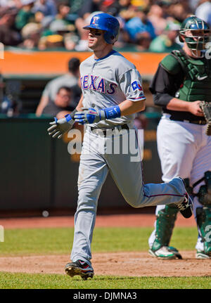 26 septembre 2010 - Oakland, Californie, États-Unis d'Amérique - 24 juillet 2010 : les Rangers du Texas de troisième but Michael Young (10) en action au cours de la MLB match entre l'Oakland A's et les Rangers du Texas au Oakland-Alameda County Coliseum à Oakland CA. Les Rangers ont vaincu les A's 4-3 pour remporter le titre de l'ouest de la Ligue américaine. (Crédit Image : © Damon Tarver/global/Southcreek ZUMA Banque D'Images