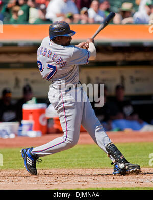 26 septembre 2010 - Oakland, Californie, États-Unis d'Amérique - 24 juillet 2010 : Texas Rangers DH Vladimir Guerrero (27) en action au cours de la MLB match entre l'Oakland A's et les Rangers du Texas au Oakland-Alameda County Coliseum à Oakland CA. Les Rangers ont vaincu les A's 4-3 pour remporter le titre de l'ouest de la Ligue américaine. (Crédit Image : © Damon Tarver/global/ZUMApress Southcreek.c Banque D'Images