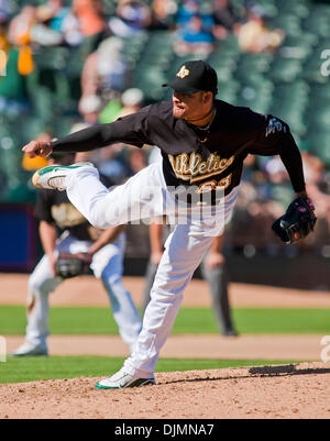 26 septembre 2010 - Oakland, Californie, États-Unis d'Amérique - 24 juillet 2010 : Oakland Athletics lanceur droitier Henry Rodriguez (63) en action au cours de la MLB match entre l'Oakland A's et les Rangers du Texas au Oakland-Alameda County Coliseum à Oakland CA. Les Rangers ont vaincu les A's 4-3 pour remporter le titre de l'ouest de la Ligue américaine. (Crédit Image : © Damon Tarver/Southcreek Glob Banque D'Images