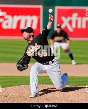 26 septembre 2010 - Oakland, Californie, États-Unis d'Amérique - 24 juillet 2010 : Oakland Athletics relief pitcher Craig Breslow (56) en action au cours de la MLB match entre l'Oakland A's et les Rangers du Texas au Oakland-Alameda County Coliseum à Oakland CA. Les Rangers ont vaincu les A's 4-3 pour remporter le titre de l'ouest de la Ligue américaine. (Crédit Image : © Damon Tarver/Global Southcreek Banque D'Images