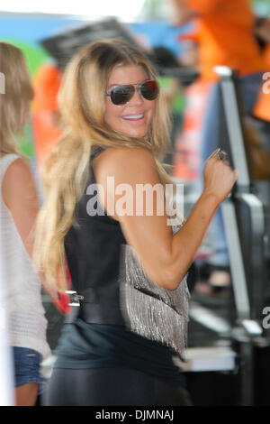 26 septembre 2010 - Miami Gardens, Florida, United States of America - Fergie Septembre 26, 2010 sur le tapis orange avant les jets et les dauphins jeu au Sun Life Stadium de Miami Gardens, en Floride. New York a battu Miami 31-23 (crédit Image : © Aaron Gilbert/ZUMApress.com) Southcreek/mondial Banque D'Images