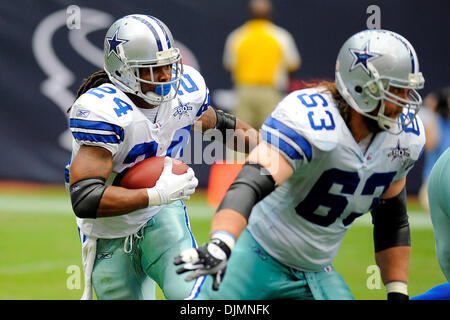 26 septembre 2010 - Houston, Texas, United States of America - Dallas Cowboys running back Marion Barber (24) suit dlb garde Dallas Cowboys Kyle Kosier (63) pendant le jeu entre les Houston Texans et les Cowboys de Dallas. Les Cowboys défait les Texans 27-13. (Crédit Image : © Jerome Miron/ZUMApress.com) Southcreek/mondial Banque D'Images