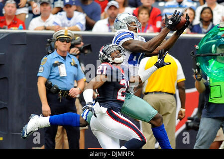 26 septembre 2010 - Houston, Texas, United States of America - Dallas Cowboys wide receiver Dez Bryant (88) les captures une longue passe comme Brice évoluait Houston Texans McCain (21) défend pendant le jeu entre les Houston Texans et les Cowboys de Dallas. Les Cowboys défait les Texans 27-13. (Crédit Image : © Jerome Miron/ZUMApress.com) Southcreek/mondial Banque D'Images