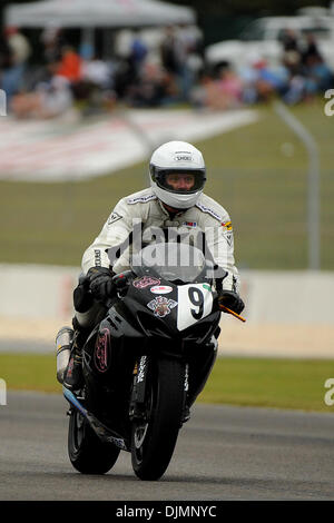 26 septembre 2010 - Birmingham, Alabama, États-Unis d'Amérique - Eric Haugo,(9) accélère vers le bas une ligne droite à l'American SuperBike course à Barber Motorsports Park à Birmingham en Alabama. (Crédit Image : © Marty Bingham/global/ZUMApress.com) Southcreek Banque D'Images