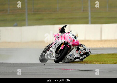 26 septembre 2010 - Birmingham, Alabama, États-Unis d'Amérique - Huntley Nash, coureur de l'équipe Huntley Nash , (75) prend un déversement pendant la course Supersport Pro au Barber Motorsports Park à Birmingham en Alabama. (Crédit Image : © Marty Bingham/global/ZUMApress.com) Southcreek Banque D'Images