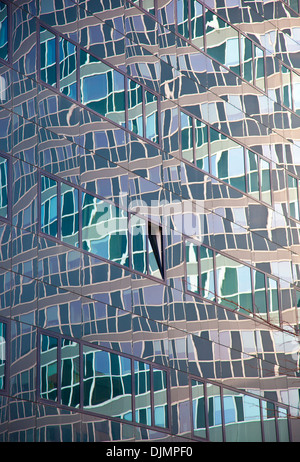 Bureau avec des reflets colorés dans windows Banque D'Images