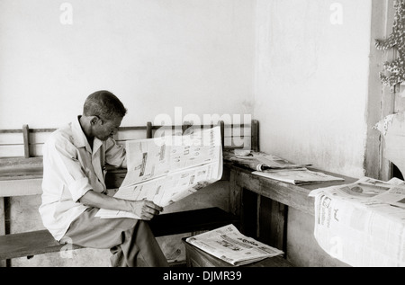 La lecture du journal communiste en salle de lecture à fort Kochi Cochin au Kerala en Inde du Sud en Asie. News Reader Lire Apprendre l'éducation billet Banque D'Images