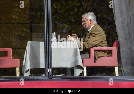 Un homme ayant son déjeuner à l'étage dans un restaurant sur l'Avenue des Champs-Élysées à Paris france Banque D'Images