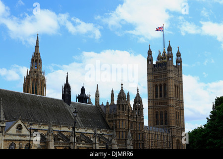 Vue latérale de la partie du palais de Westminster et la Tour Victoria à Londres, Royaume-Uni. Banque D'Images