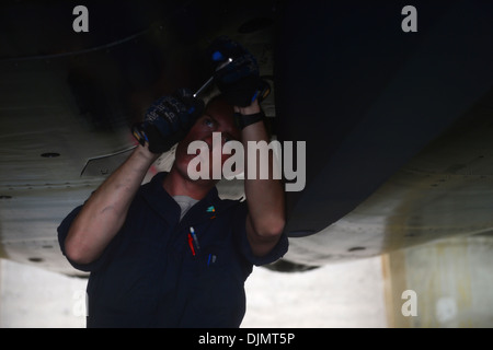 Navigant de première classe Colby Doyen, 48e Escadron de maintenance des aéronefs, chef d'équipe effectue une inspection après un vol sur un F-15E Strike Banque D'Images