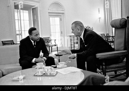 Le Révérend Dr. Martin Luther King Jr., rencontre avec le président américain Lyndon B. Johnson dans le bureau ovale de la Maison Blanche 3 décembre 1963 à Washington, DC. Banque D'Images