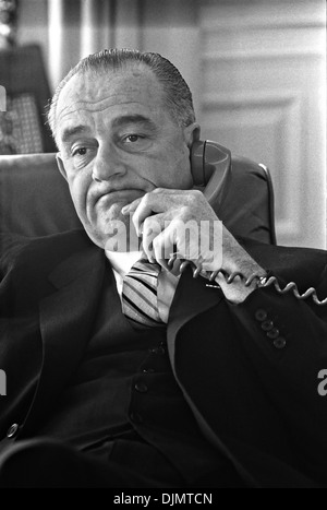 Le président américain Lyndon B. Johnson parle au téléphone à partir du bureau ovale de la Maison Blanche le 10 janvier 1964 à Washington, DC. Banque D'Images