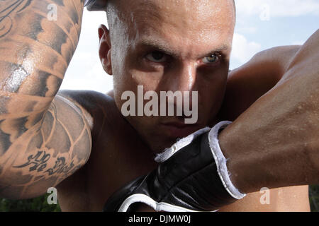 Jul 02, 2010 - Dallas, Texas, États-Unis - combattants Mixed Martial Arts BRIAN COX, qui est également Dallas/pompiers ambulanciers, poser dans l'appareil prix de Dallas Fire-Rescue Poste n° 8. (Crédit Image : © Robert Hughes/ZUMAPRESS.com) Banque D'Images
