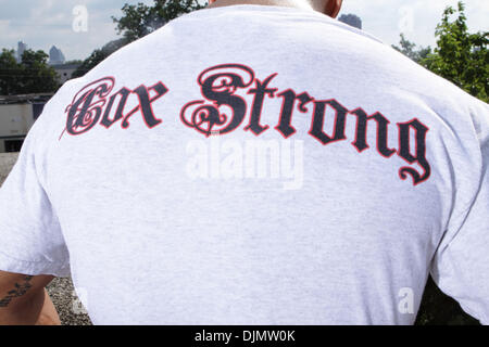 Jul 02, 2010 - Dallas, Texas, États-Unis - combattants Mixed Martial Arts BRIAN COX, qui est également Dallas/pompiers ambulanciers, poser dans l'appareil prix de Dallas Fire-Rescue Poste n° 8. (Crédit Image : © Robert Hughes/ZUMAPRESS.com) Banque D'Images