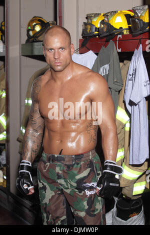 Jul 02, 2010 - Dallas, Texas, États-Unis - combattants Mixed Martial Arts BRIAN COX, qui est également Dallas/pompiers ambulanciers, poser dans l'appareil prix de Dallas Fire-Rescue Poste n° 8. (Crédit Image : © Robert Hughes/ZUMAPRESS.com) Banque D'Images