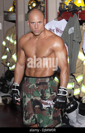 Jul 02, 2010 - Dallas, Texas, États-Unis - combattants Mixed Martial Arts BRIAN COX, qui est également Dallas/pompiers ambulanciers, poser dans l'appareil prix de Dallas Fire-Rescue Poste n° 8. (Crédit Image : © Robert Hughes/ZUMAPRESS.com) Banque D'Images