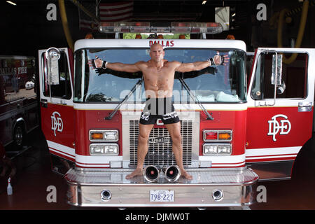 Jul 02, 2010 - Dallas, Texas, États-Unis - combattants Mixed Martial Arts BRIAN COX, qui est également Dallas/pompiers ambulanciers, poser dans l'appareil prix de Dallas Fire-Rescue Poste n° 8. (Crédit Image : © Robert Hughes/ZUMAPRESS.com) Banque D'Images