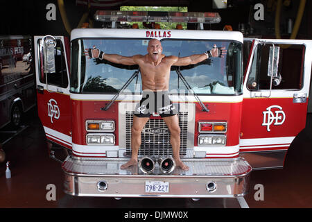 Jul 02, 2010 - Dallas, Texas, États-Unis - combattants Mixed Martial Arts BRIAN COX, qui est également Dallas/pompiers ambulanciers, poser dans l'appareil prix de Dallas Fire-Rescue Poste n° 8. (Crédit Image : © Robert Hughes/ZUMAPRESS.com) Banque D'Images