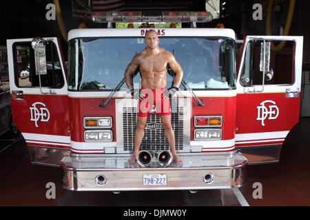 Jul 02, 2010 - Dallas, Texas, États-Unis - combattants Mixed Martial Arts BRAD COX, qui est également Dallas/pompiers ambulanciers, poser dans l'appareil prix de Dallas Fire-Rescue Poste n° 8. (Crédit Image : © Robert Hughes/ZUMAPRESS.com) Banque D'Images