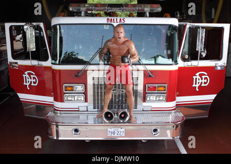 Jul 02, 2010 - Dallas, Texas, États-Unis - combattants Mixed Martial Arts BRAD COX, qui est également Dallas/pompiers ambulanciers, poser dans l'appareil prix de Dallas Fire-Rescue Poste n° 8. (Crédit Image : © Robert Hughes/ZUMAPRESS.com) Banque D'Images
