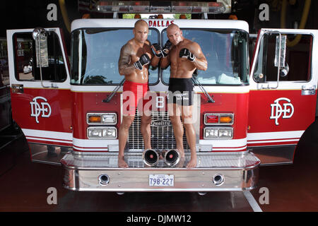 Jul 02, 2010 - Dallas, Texas, États-Unis - combattants Mixed Martial Arts BRAD COX, qui est également Dallas/pompiers ambulanciers, poser dans l'appareil prix de Dallas Fire-Rescue Poste n° 8. (Crédit Image : © Robert Hughes/ZUMAPRESS.com) Banque D'Images
