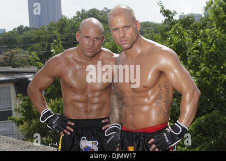Jul 02, 2010 - Dallas, Texas, États-Unis - combattants Mixed Martial Arts BRAD COX (R) et Brian Cox, qui sont aussi les pompiers de Dallas/paramédics, poser dans l'appareil prix de Dallas Fire-Rescue Poste n° 8 (Crédit Image : © Robert Hughes/ZUMAPRESS.com) Banque D'Images